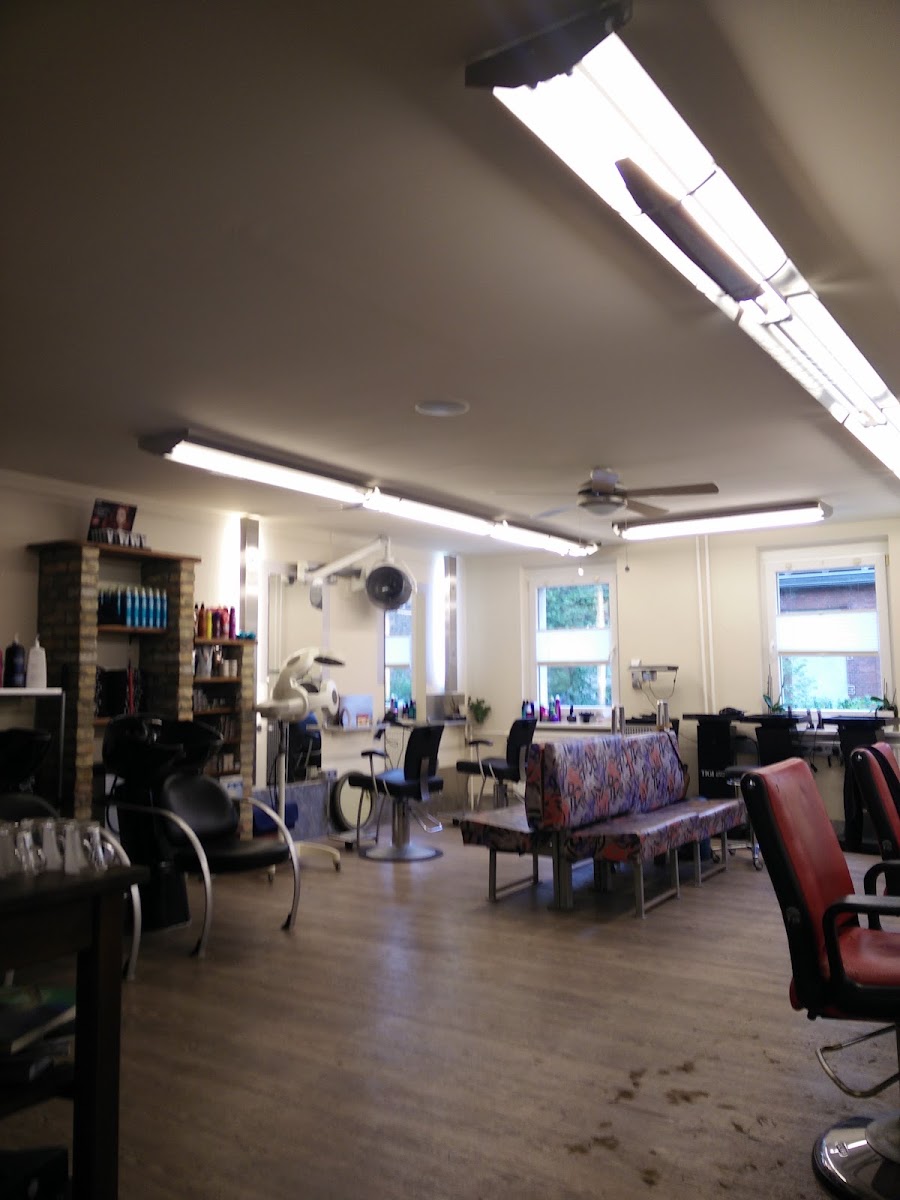 Salon-Innenraum von Cut-Art mit Waschplatz und Friseurstühlen
